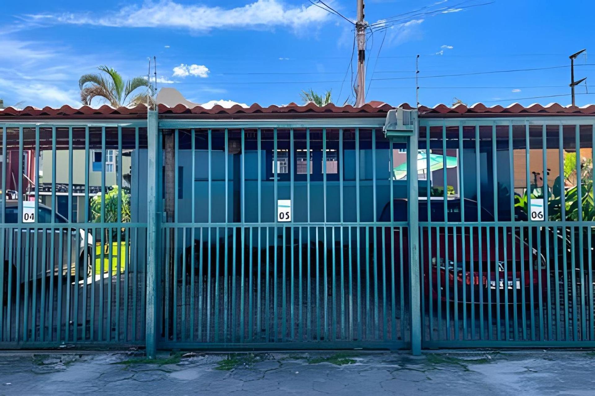 Casa de férias 550m Da Praia; 2 Quartos; Wifi 300mbs; Piscina; Churrasqueira; Estacionamento Gratuito 1 Carro Porto Seguro